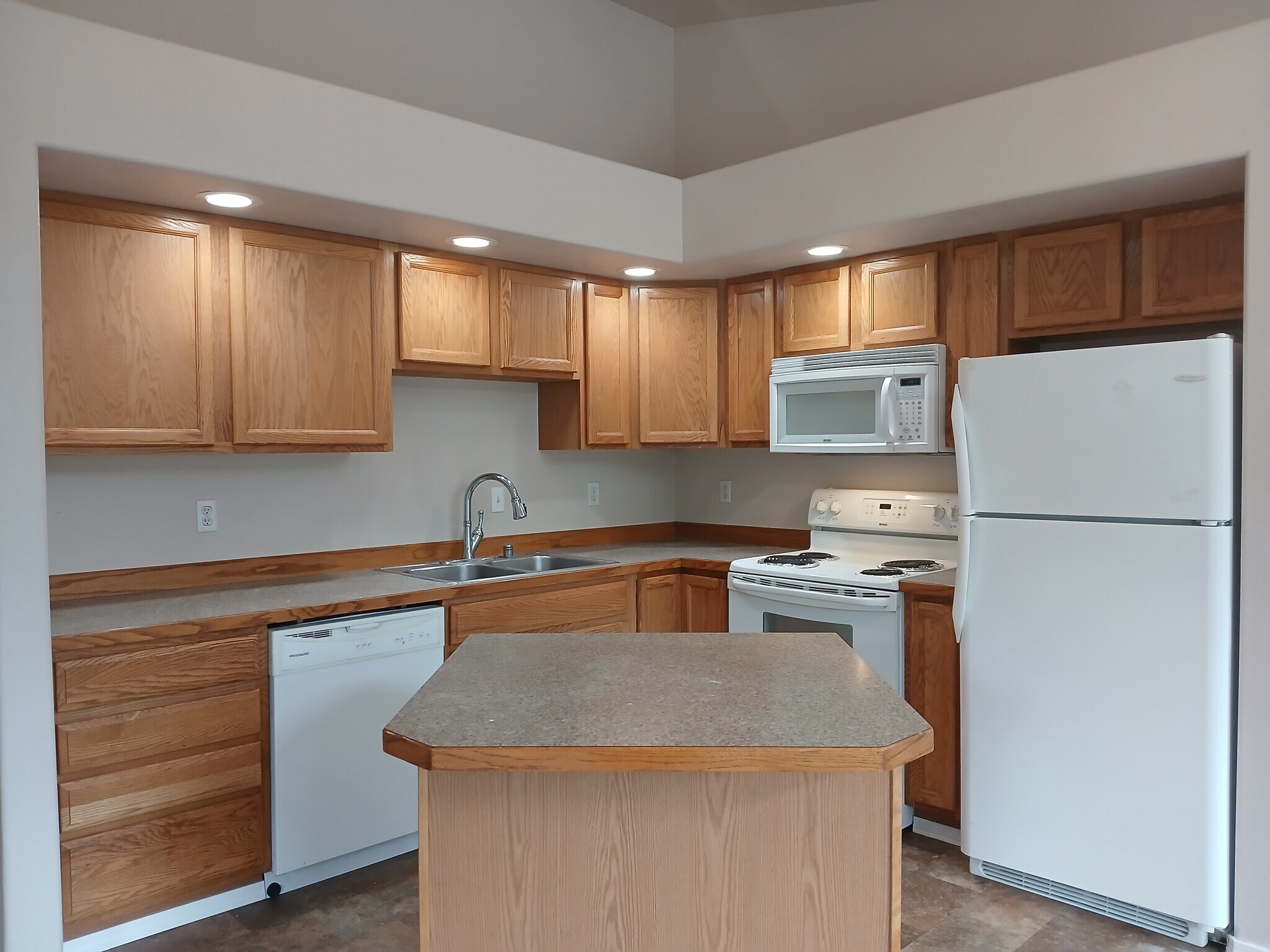 Kitchen - 320 E Victor Cir
