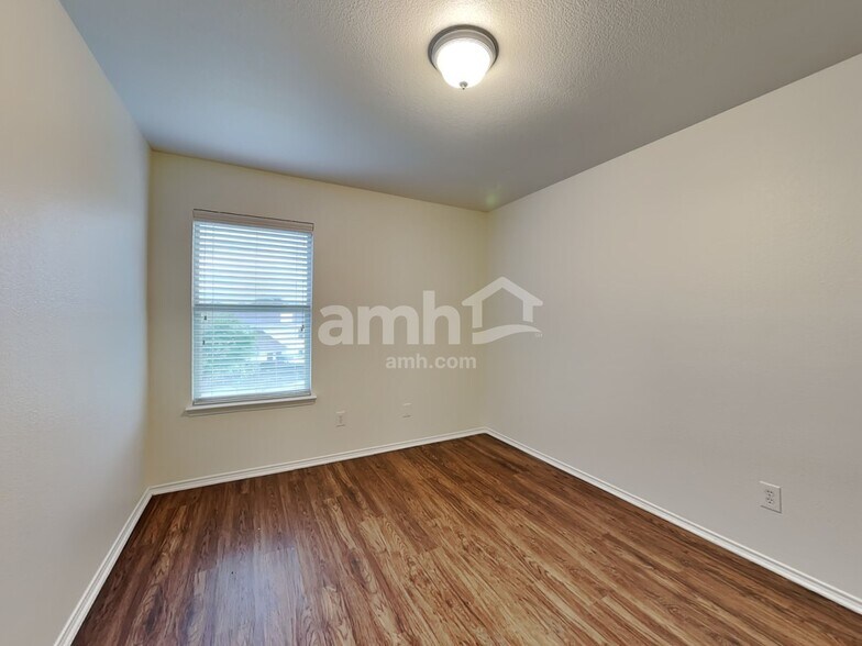 Building Photo - 1036 Cove Hollow Dr