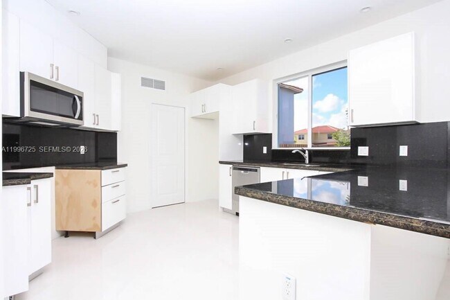 Building Photo - 15631 SW 11th Terrace