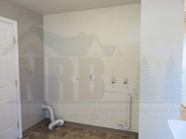 Building Photo - Beautiful Updated 3 Bedroom Rambler in Uni...