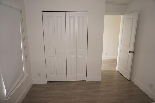 Building Photo - 575 Lilac Ct