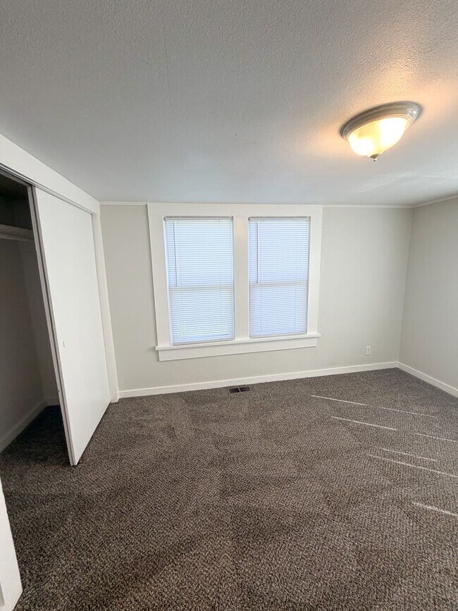 Building Photo - 2 BED, 1 BATH HOUSE