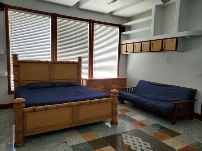 Building Photo - Spacious 3/2 with In-Law Suite