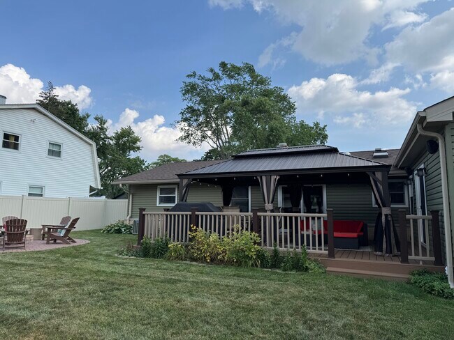 Building Photo - 260 Fern Dr
