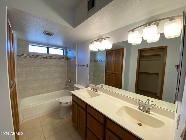 Building Photo - 821 E Redondo Dr