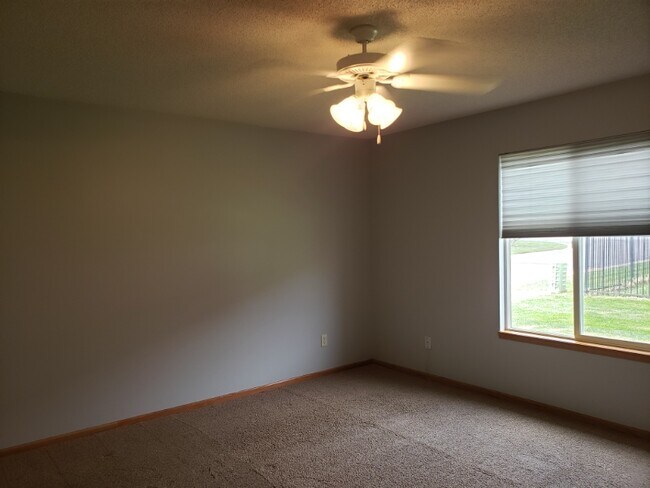 Building Photo - 2022 S Webb Rd