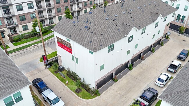 Building Photo - 3037 Hicks St