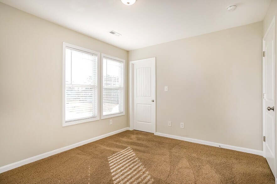 Building Photo - 229 Darecrest Ln