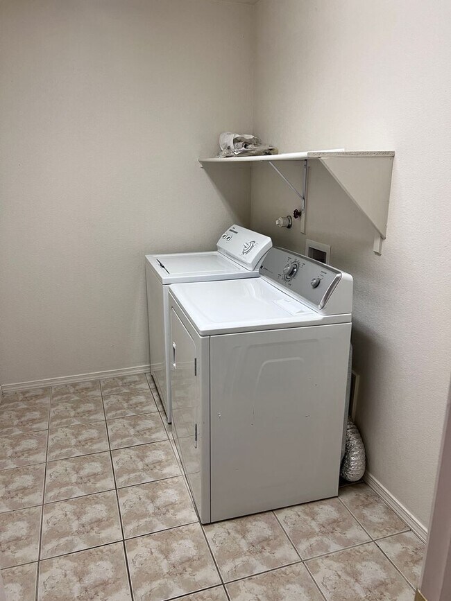 Building Photo - Refrigerated air! 4Br, 2Ba w/2 living areas, 3 CG