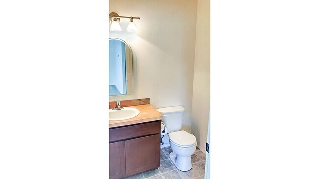 Building Photo - Beautiful 4 bedroom 3 bath townhouse w/att...