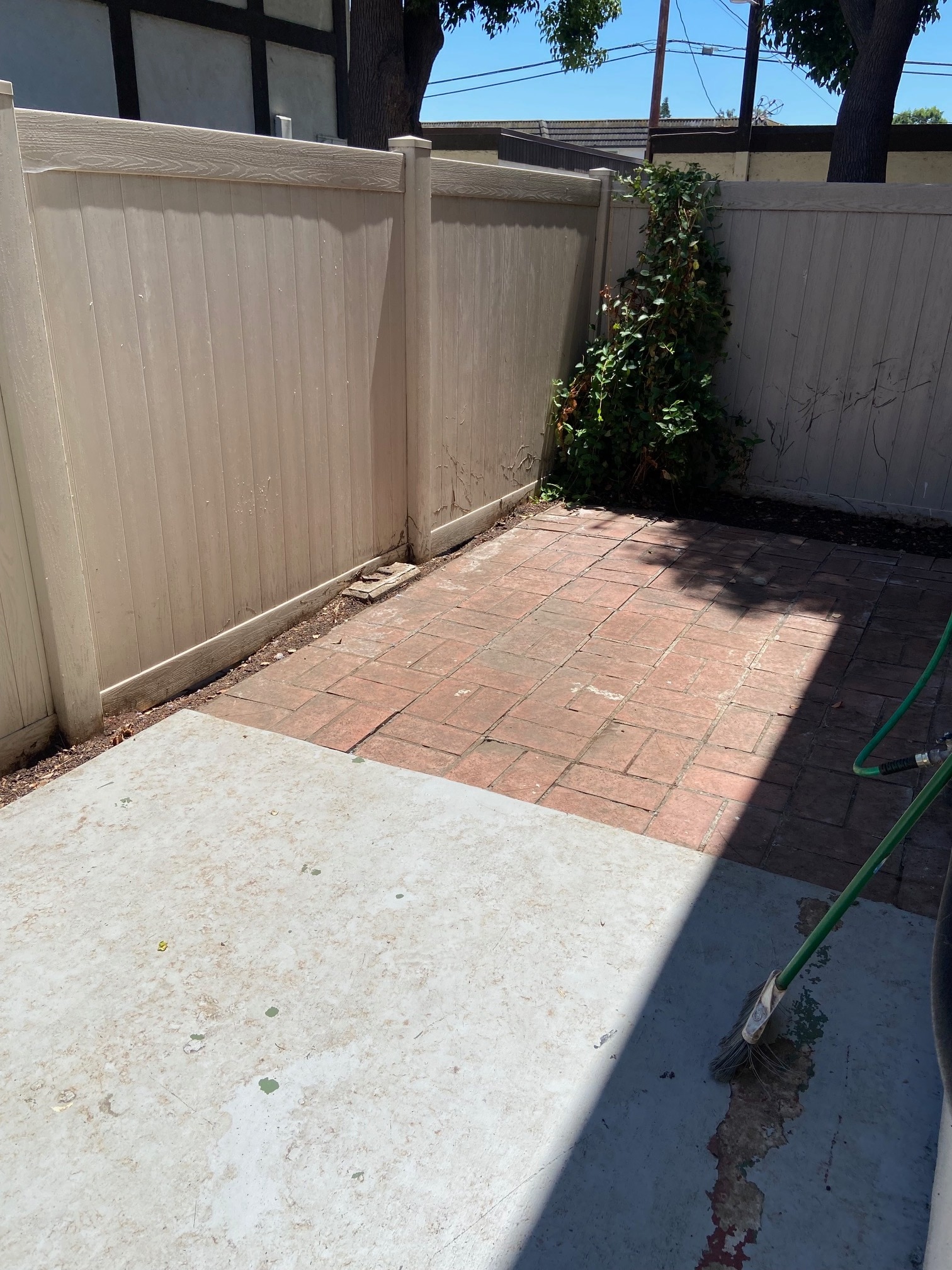 Other side of patio - 15508 Williams St
