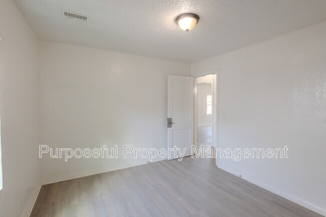 Building Photo - 2300 Miramar Blvd