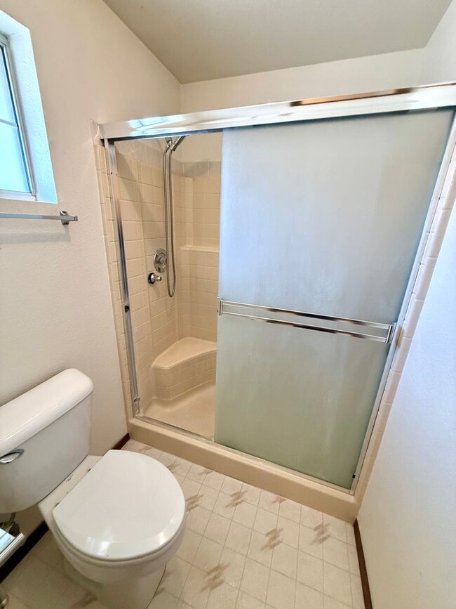 Building Photo - Spacious 3BR Cul-de-Sac Home with Bonus Room, New Carpet & Split Floor Plan!