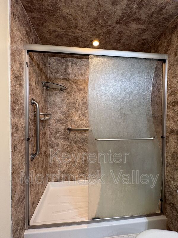 Building Photo - 700 Robbins Ave