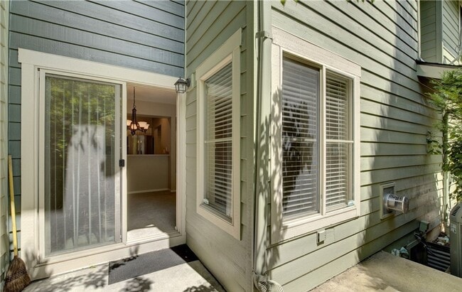 Building Photo - 2bd/2.5ba Redmond Townhouse