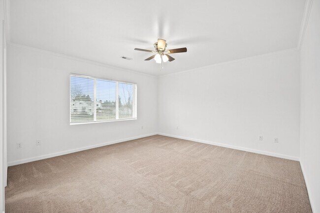 Building Photo - Spacious 4-Bed Puyallup Home For Rent | 3-Car Garage & Quick Commute to JBLM!