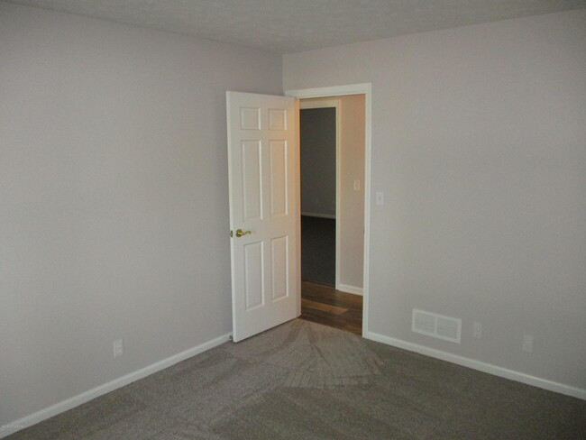 Building Photo - 2901 Creekside Dr