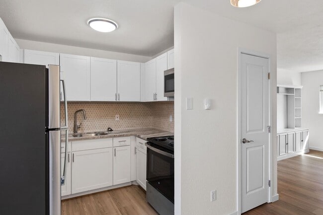 Building Photo - Students Welcome! Updated 2 Bedroom 1 Bath near Foothills Mall