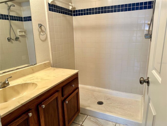 Building Photo - 4010 Versailles Dr