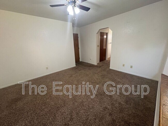 Building Photo - 5936 W Oak Ave