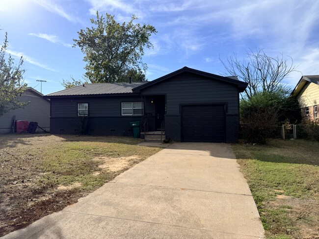 Building Photo - 744 N Moccasin St