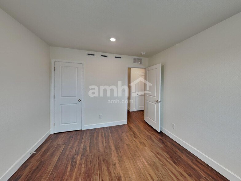 Building Photo - 8837 Brent Leaf Ave