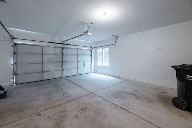 Building Photo - "Discover Comfort & Style: Spacious 3-Bedroom, 2-Bath Home in Las Vegas, NV!"