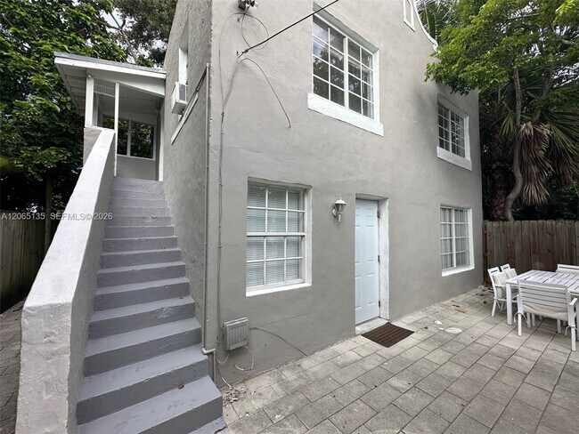 Building Photo - 553 NE 65th St