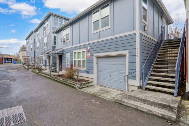 Building Photo - Cozy Studio Apartment in SE Portland w/ Laundry