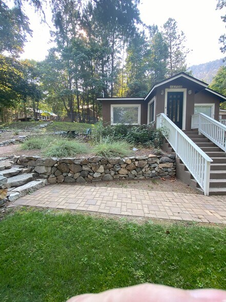 Building Photo - 12705 S Lakeshore Rd