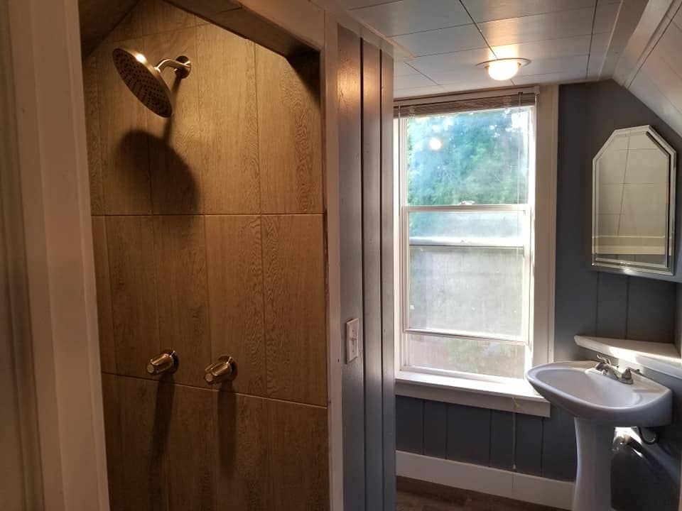 Attic Suite Bathroom - 401 Morgan Ave N