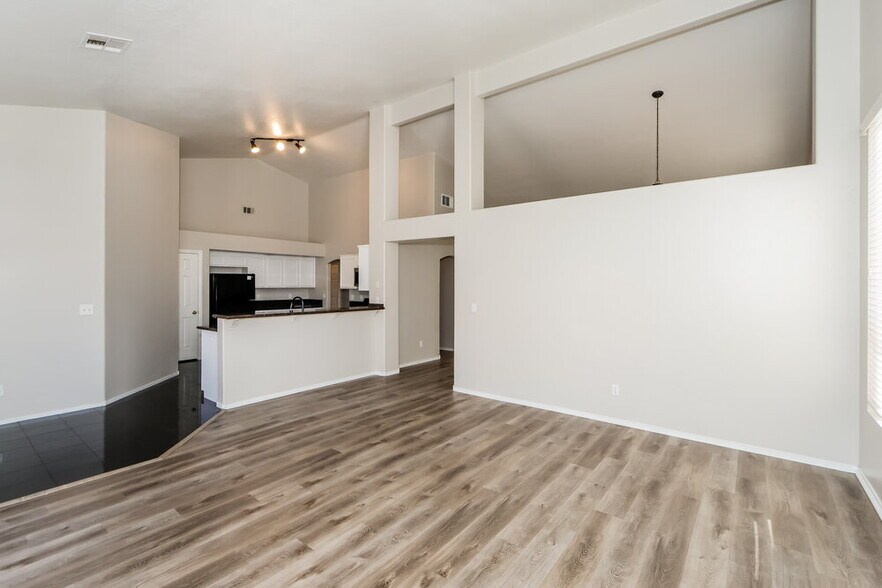 Building Photo - 6017 Ingenue Rd