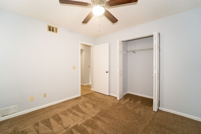 Building Photo - 2/2 1st Floor Apartment