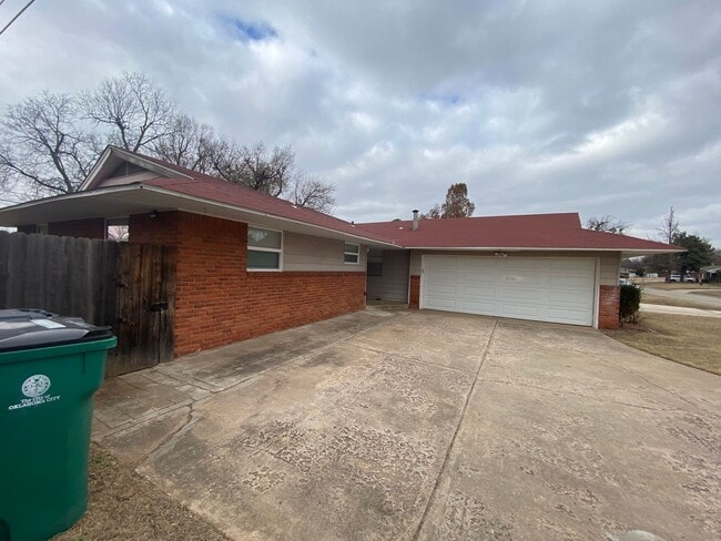 Building Photo - 3 bedroom 2 bath with extra storage!