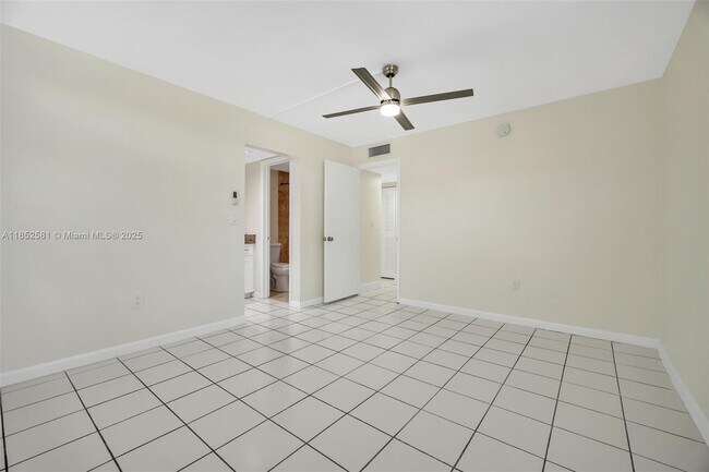 Building Photo - 10525 SW 112th Ave