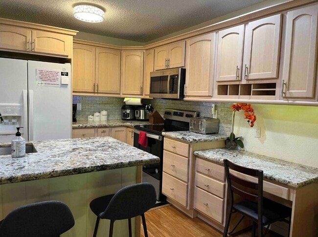 Building Photo - Spacious 2BR/2BA Condo with Garden View – ...