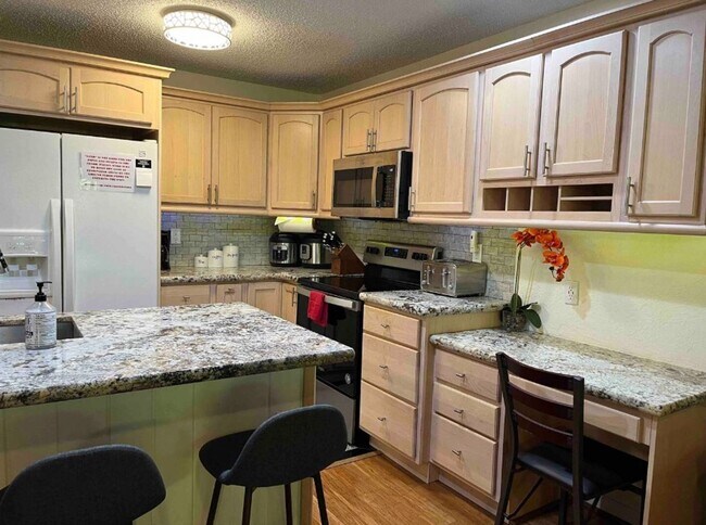 Building Photo - Spacious 2BR/2BA Condo with Garden View – Steps from the Ocean