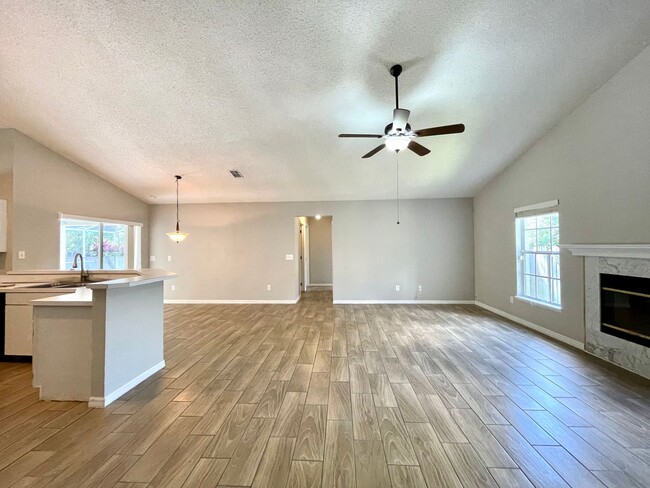 Building Photo - SPACOUS  3/2 OVIEDO POOL HOME in Twin Rivers!