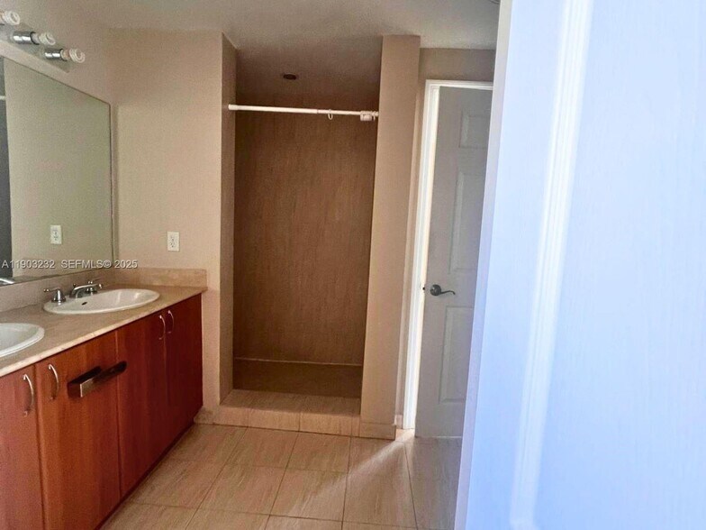 Building Photo - 2425 SW 27th Ave