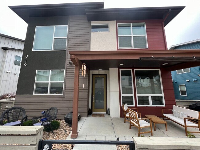 Building Photo - Modern Townhouse in Can't Beat Location - Available 8/1