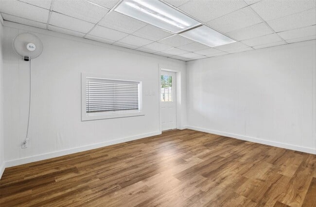 Building Photo - 10880 Sleepy Hollow Rd