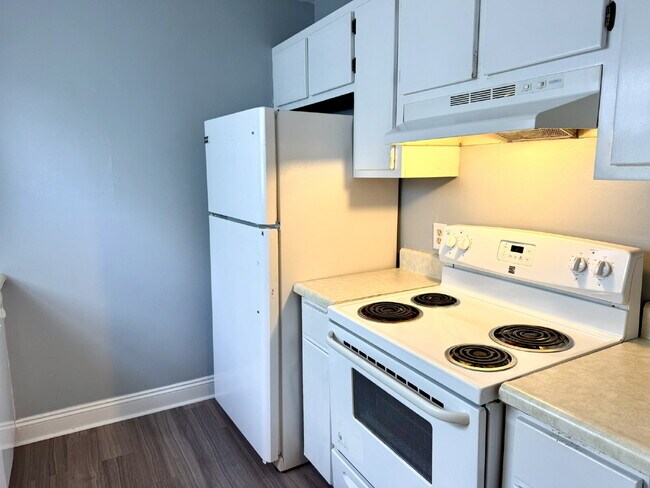 Building Photo - 2nd Floor - 2 Bedroom, 1 Bath in St. Andrews Area