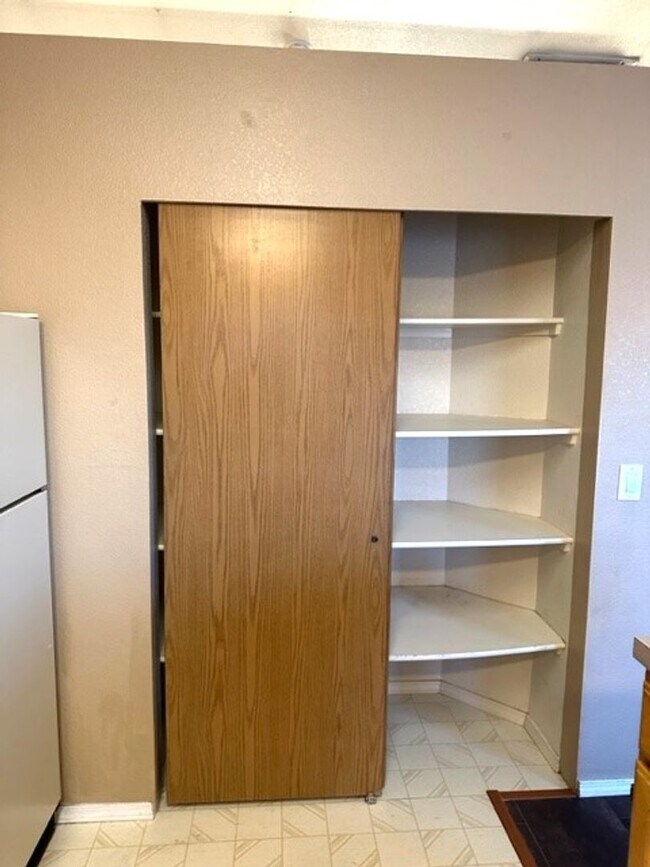 Building Photo - 3 bedroom 2 bath home in Spring Creek with a large shop