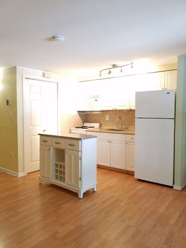 Building Photo - Adorable  second level Studio Condo available mid September!