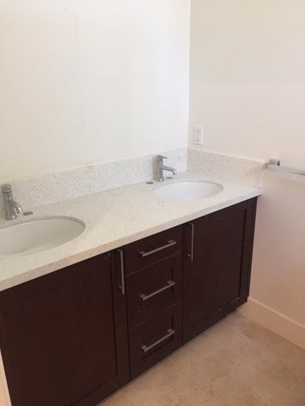 Double Sink - 14802 Delano St
