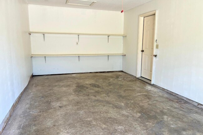 Building Photo - 2509 Hollyhock Dr