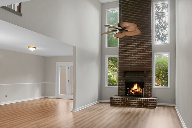 Building Photo - Spacious, Newly Renovated Villa Overlookin...