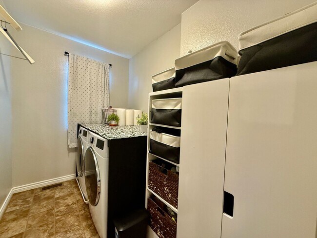 Building Photo - Spacious & Stylish 5-Bedroom Home in Wolf ...