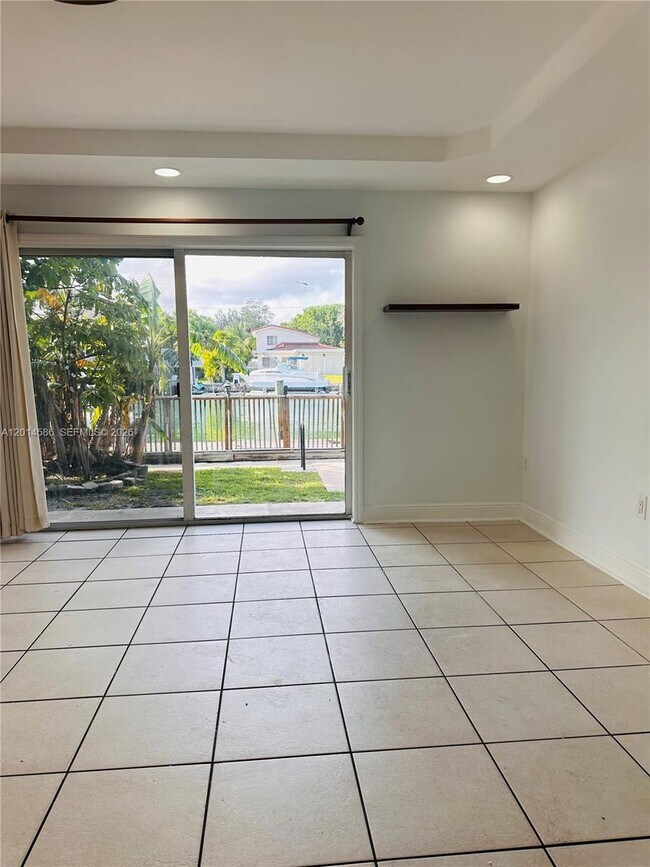 Building Photo - 2033 Calais Dr