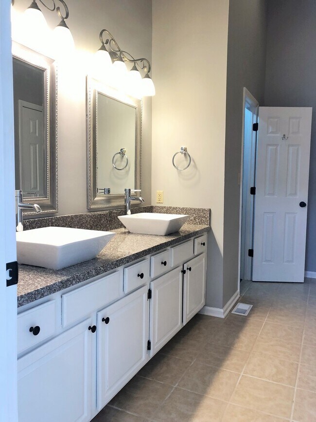 Building Photo - STYLISHLY UPDATED 3 BEDROOM CONDO IN LENNO...